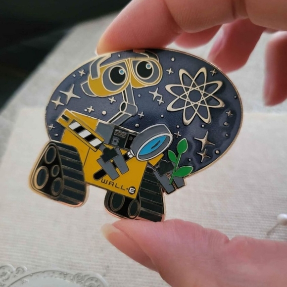 Disney Explorer Series Wall-E Examining Plant Pin LE250, Official rare - Picture 3 of 5